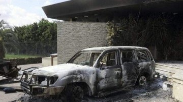 Restos carbonizados en el edificio del consulado estadounidense en Bengasi (Libia)