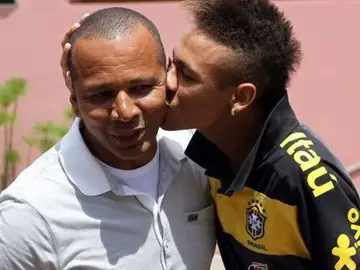 Neymar, muy cariñoso con su padre Neymar, muy cariñoso con su padre