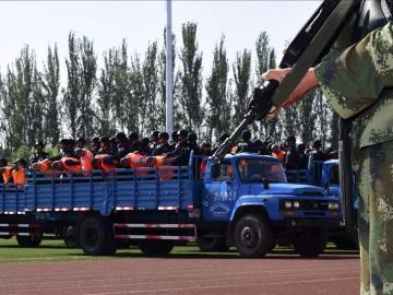 China ejecuta a 13 personas por organizar "ataques terroristas" en Xinjiang China ejecuta a 13 personas por organizar "ataques terroristas" en Xinjiang
