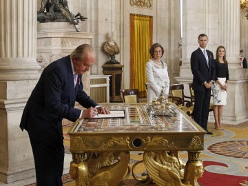 El Rey Don Juan Carlos firma su abdicación ante la Reina Sofía, el Prínipe Felipe y la Princesa Letizia
