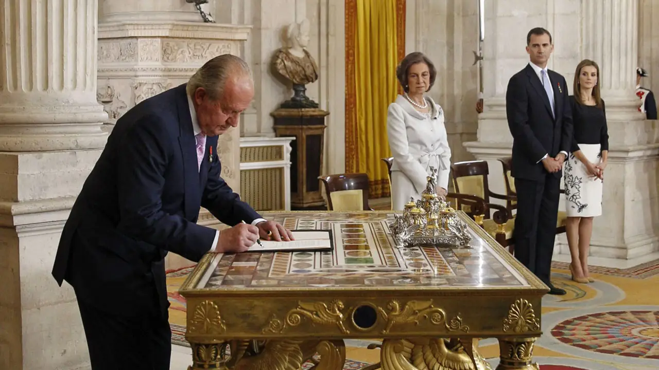 El Rey Don Juan Carlos firma su abdicación en el Palacio Real