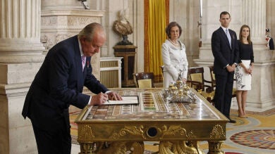 El Rey Don Juan Carlos firma su abdicación en el Palacio Real