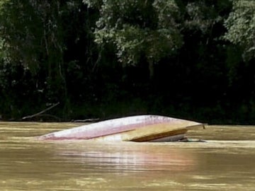 Vista de una embarcación que naufragó en el río Rajang. 