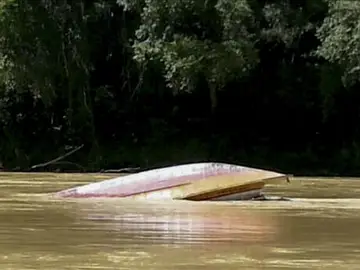 Vista de una embarcación que naufragó en el río Rajang. Vista de una embarcación que naufragó en el río Rajang.
