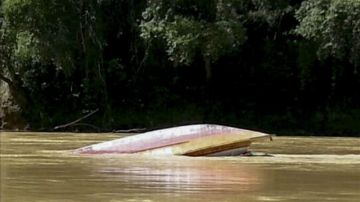 Vista de una embarcación que naufragó en el río Rajang. 