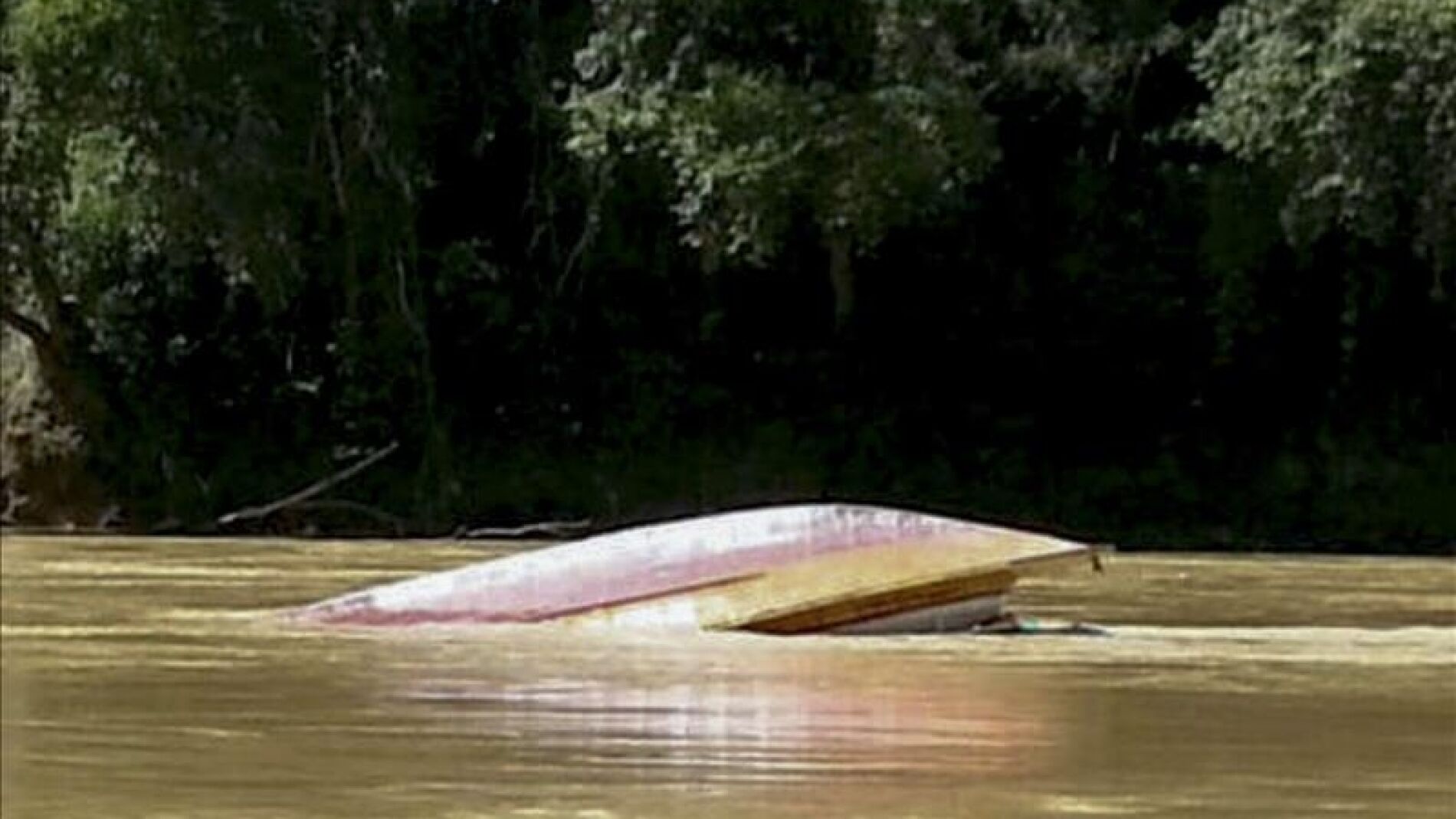 Vista de una embarcaci&oacute;n que naufrag&oacute; en el r&iacute;o Rajang. 