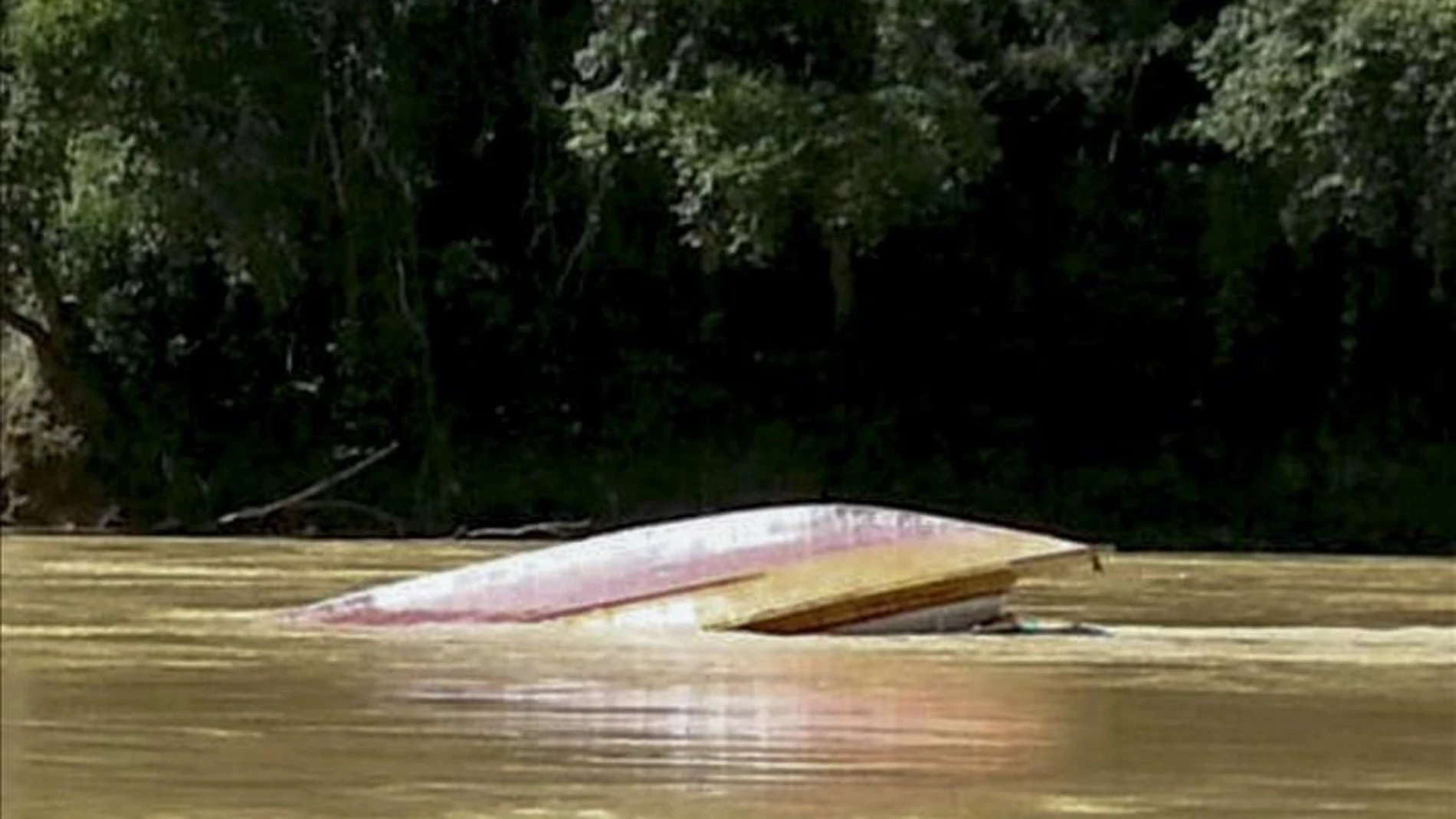 Vista de una embarcación que naufragó en el río Rajang. Vista de una embarcación que naufragó en el río Rajang.