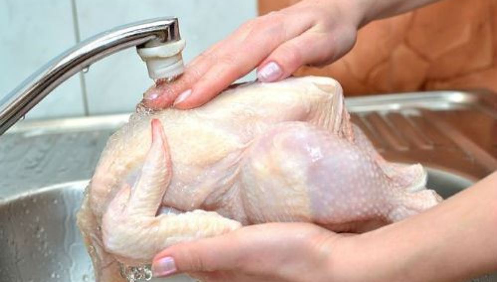 Advierten de que lavar el pollo crudo aumenta el riesgo de intoxicación  alimentaria