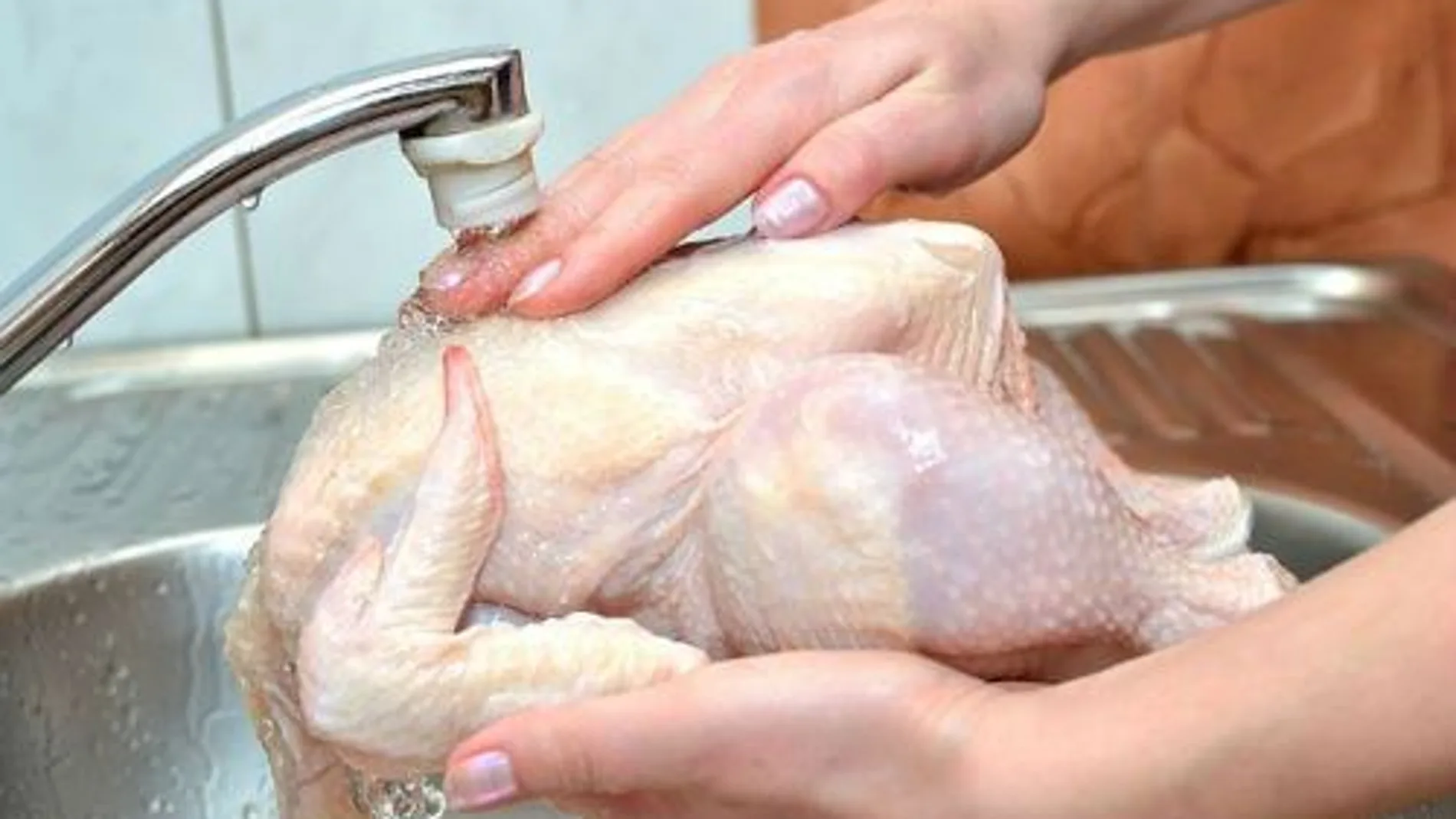 Las autoridades británicas alertan del riesgo de lavar el pollo crudo Las autoridades británicas alertan del riesgo de lavar el pollo crudo