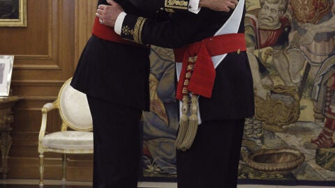Don Juan Carlos impone el faj&iacute;n a Felipe VI