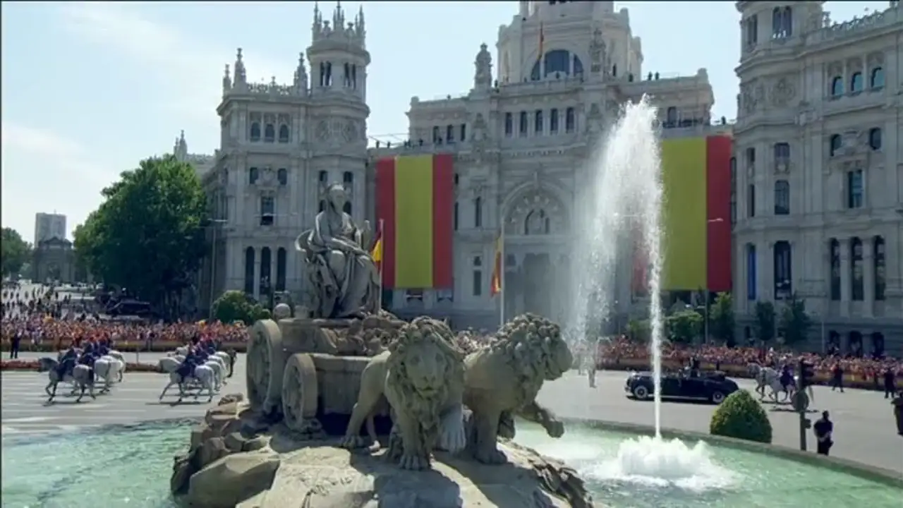 Frente al Ayuntamiento, junto a Cibeles
