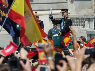 Felipe VI, durante el recorrido por las calles de Madrid