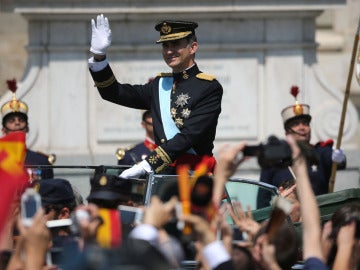 El Rey Felipe VI saluda en el recorrido