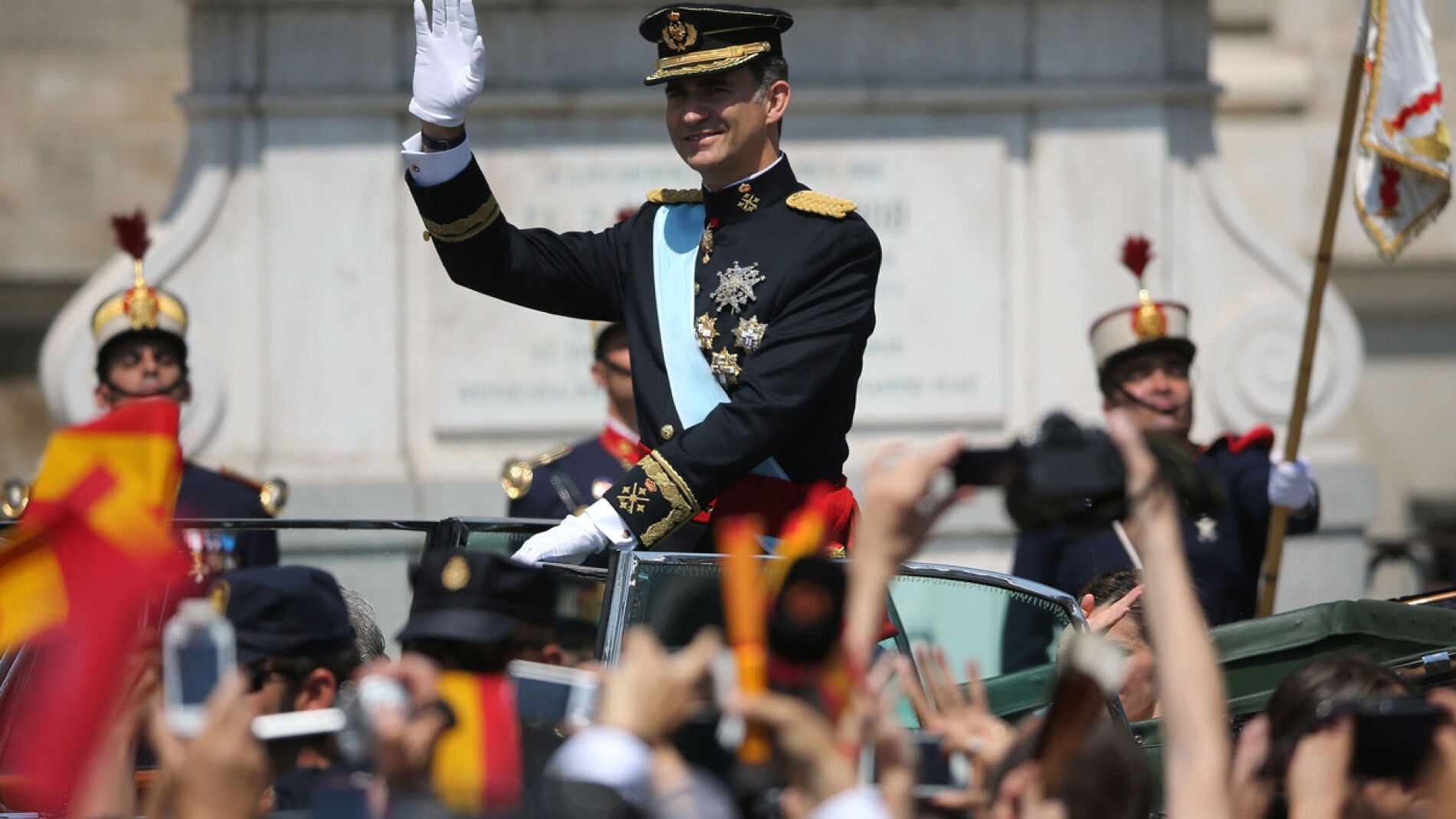 El Rey Felipe VI saluda en el recorrido