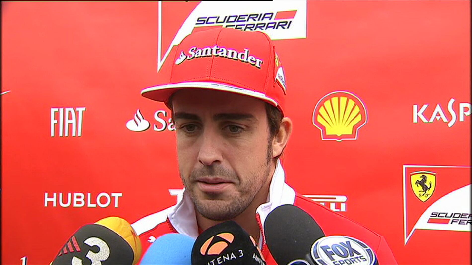 Fernando Alonso atiende a los medios