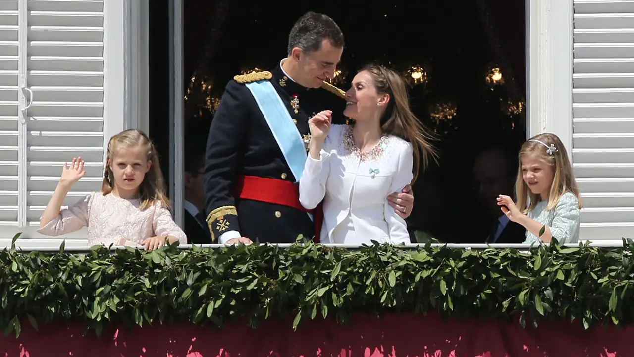 Los Reyes saludan al pueblo español desde el Palacio Real