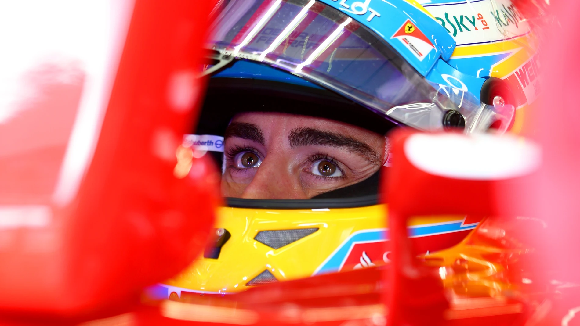 Fernando Alonso en el box de Ferrari 
