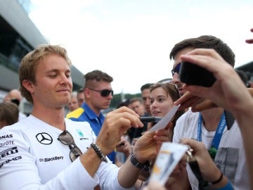Rosberg, firmando autógrafos