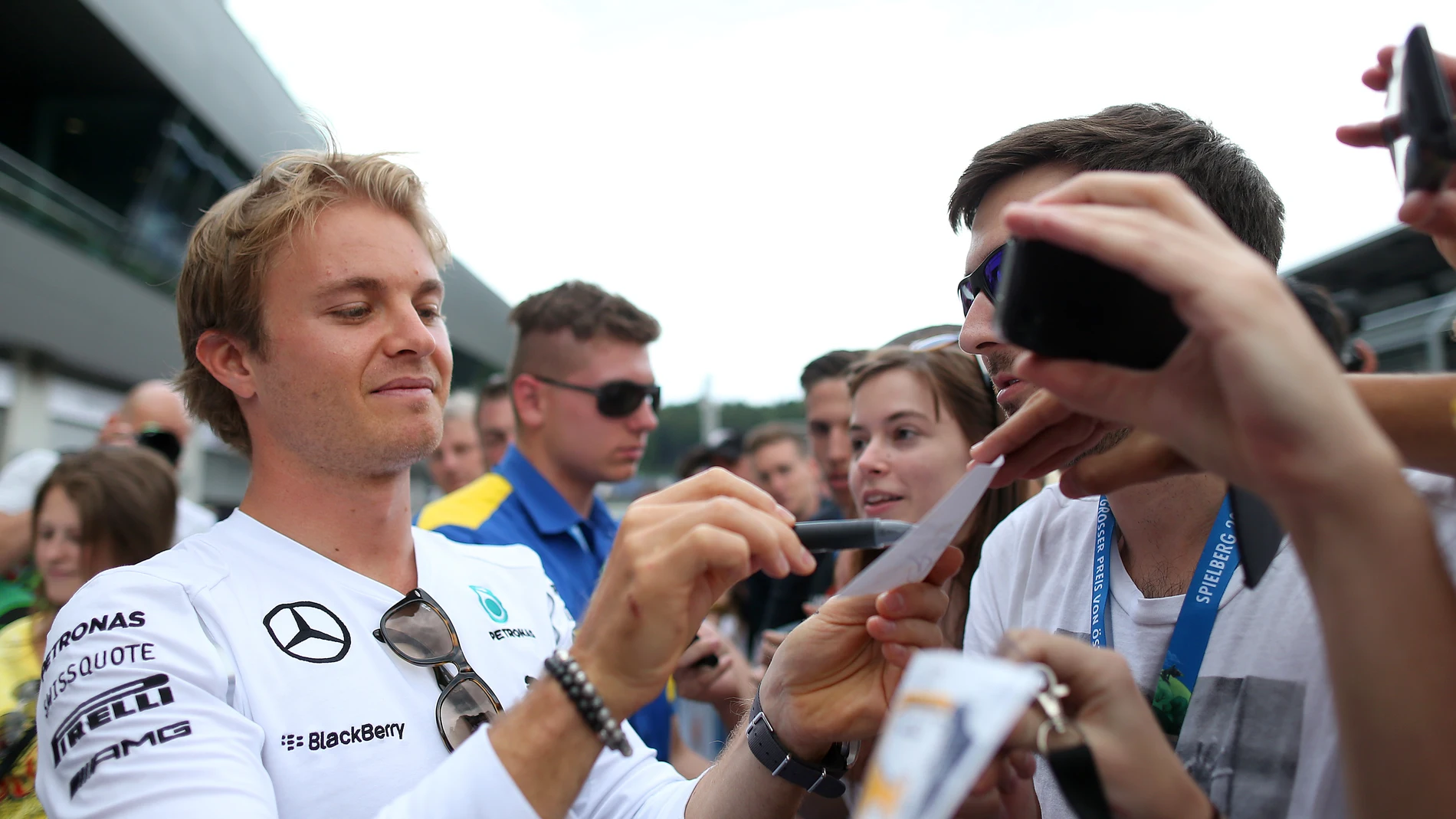 Rosberg, firmando autógrafos