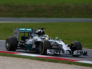Hamilton disfruta de su Mercedes en Austria