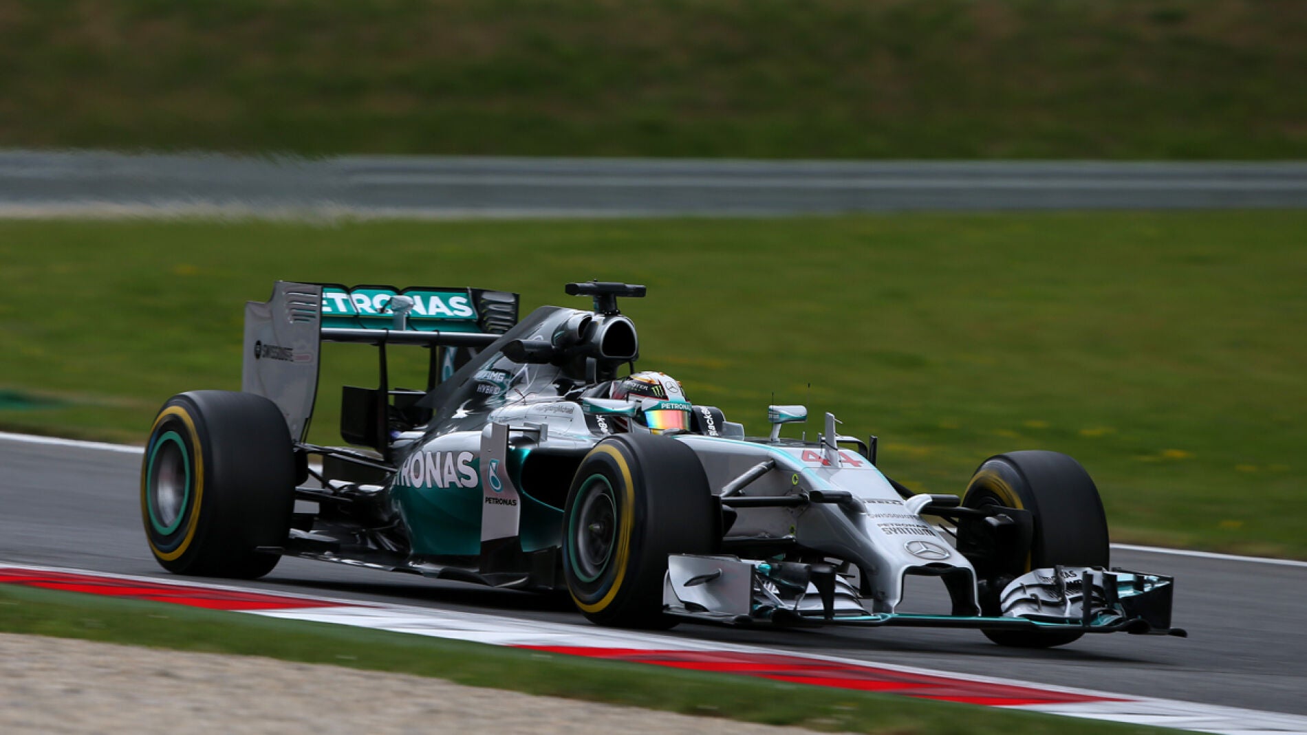 Hamilton disfruta de su Mercedes en Austria