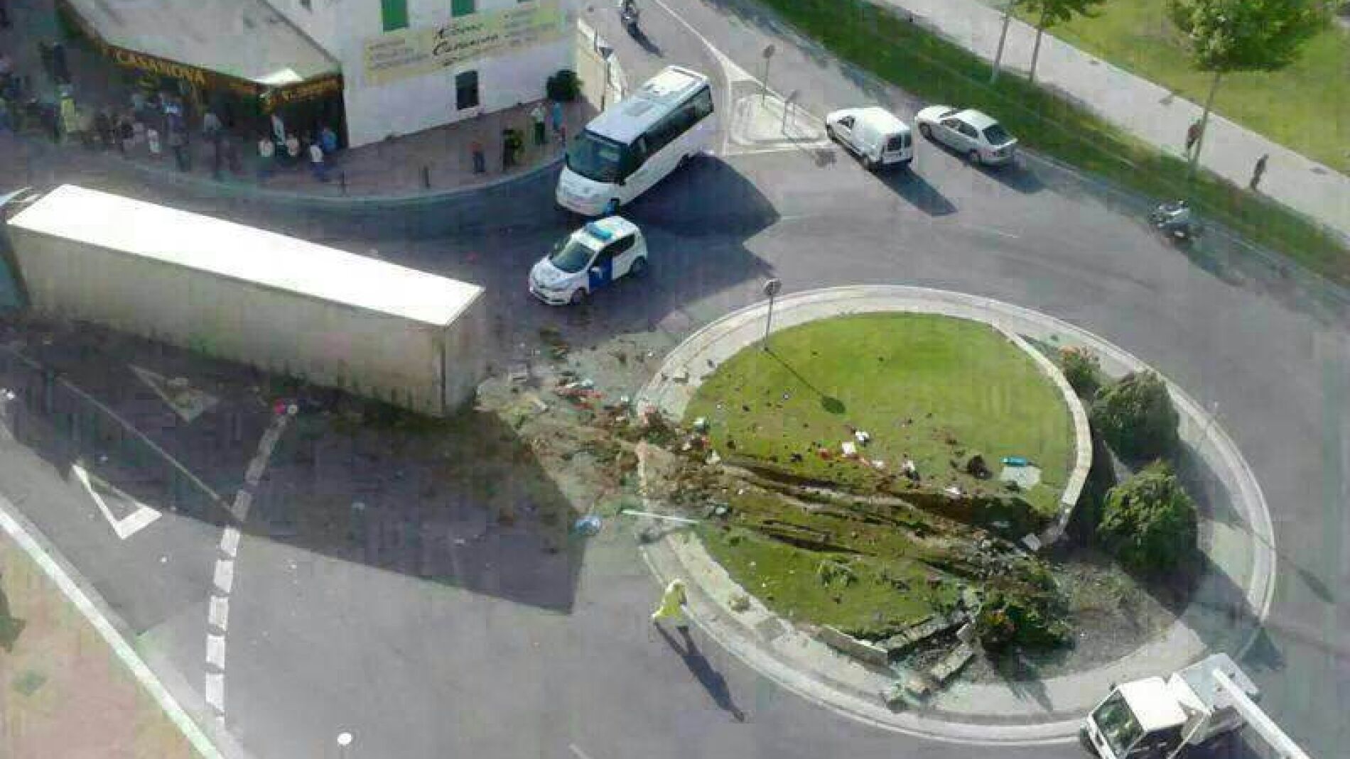 Imagen del cami&oacute;n que ha atravesado Fraga sin frenos