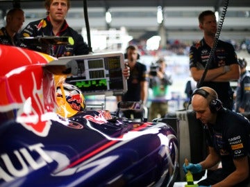 Los mecánicos ultiman el coche de Vettel