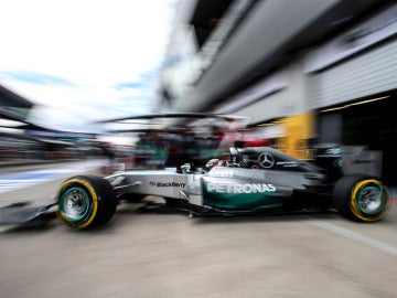 Hamilton saca el Mercedes del garaje