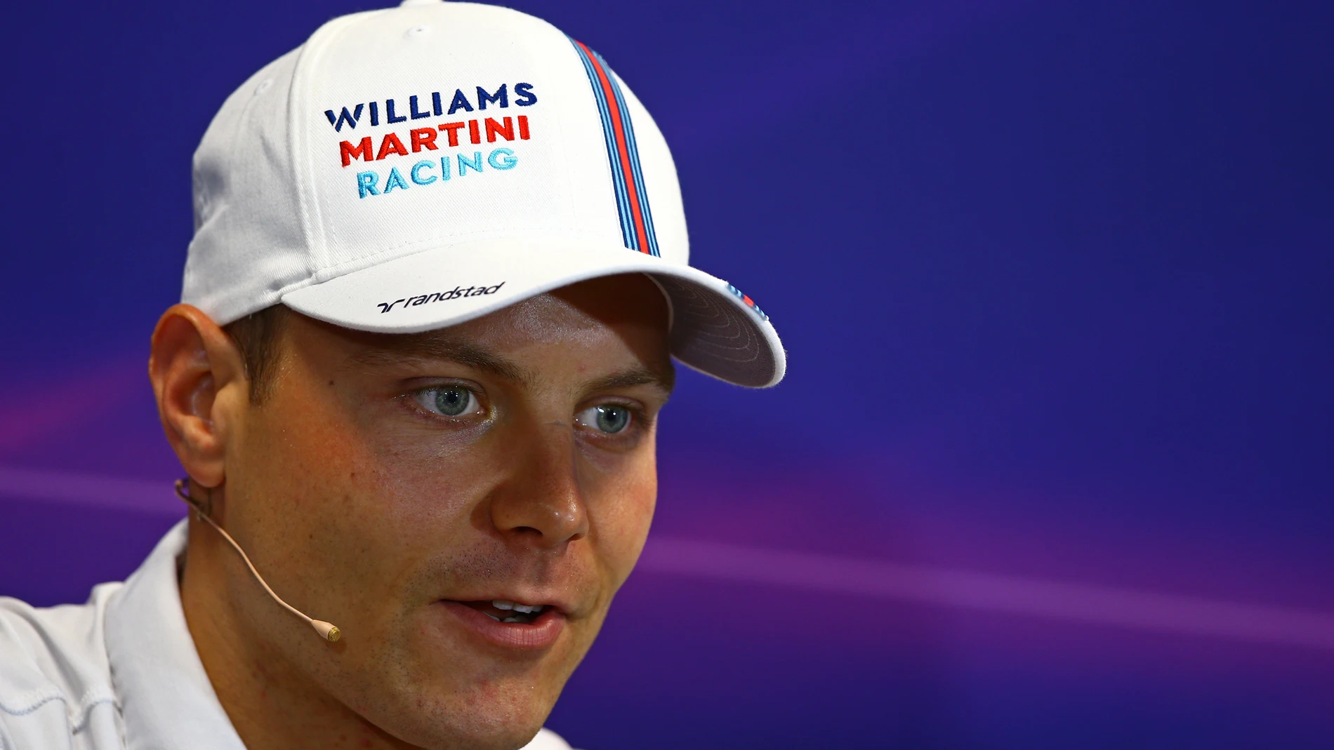 Bottas habla durante una rueda de prensa