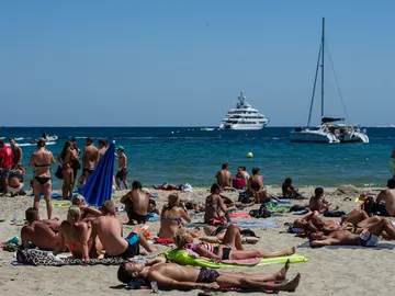 Playa de Ibiza llena de personas tomando el sol Playa de Ibiza llena de personas tomando el sol