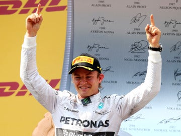 Rosberg celebra la victoria en el podio