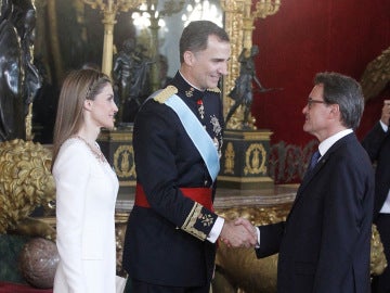 Artur Mas saluda a Felipe VI y la Reina Letizia