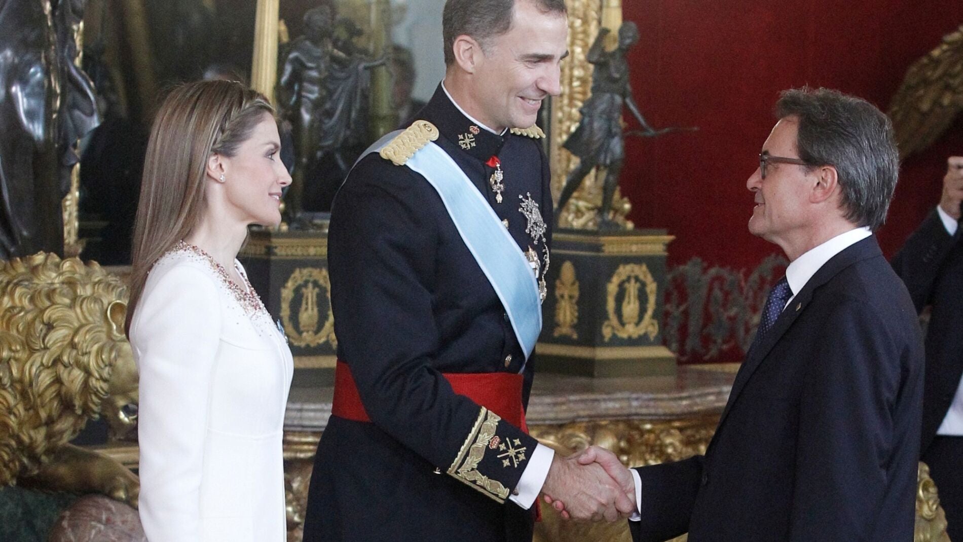 Artur Mas saluda a Felipe VI y la Reina Letizia