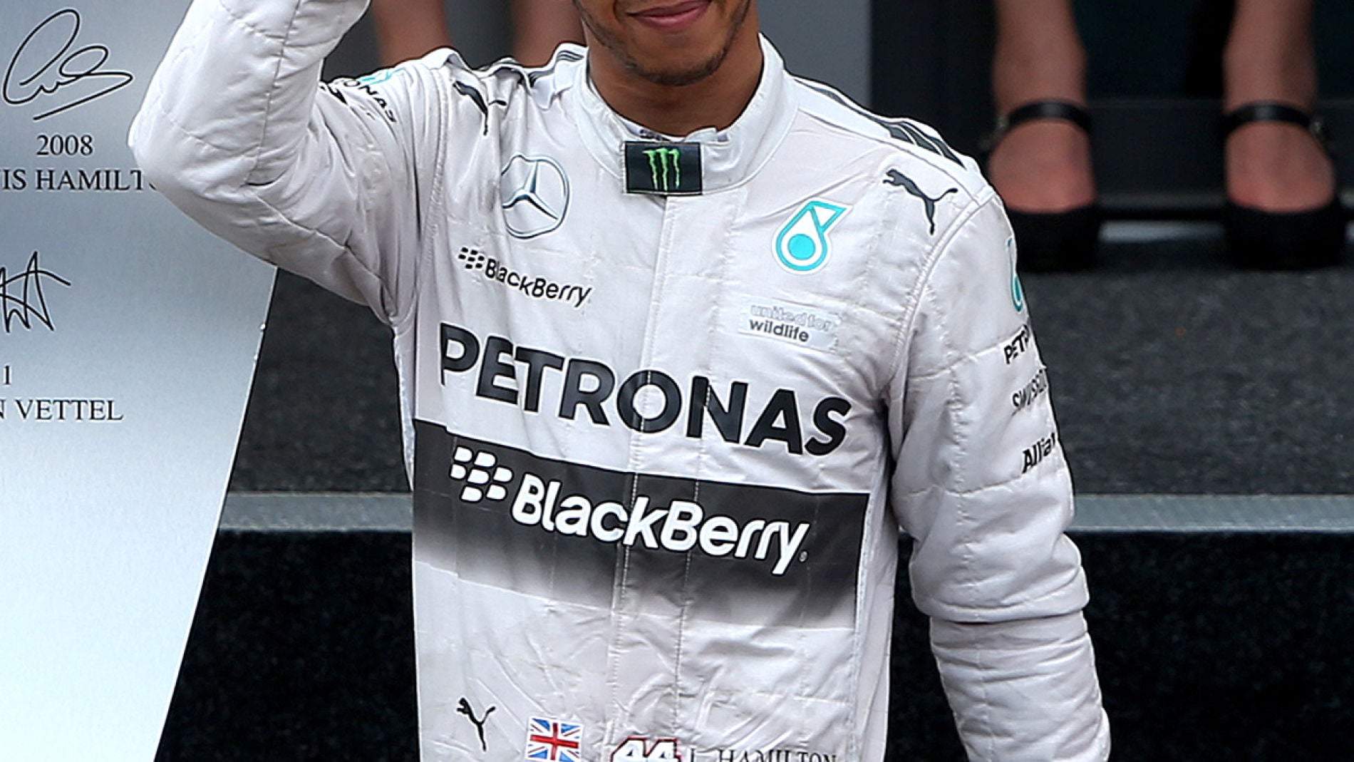 Hamilton hace el gesto de la victoria
