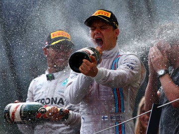 Valtteri Bottas disfruta del champán