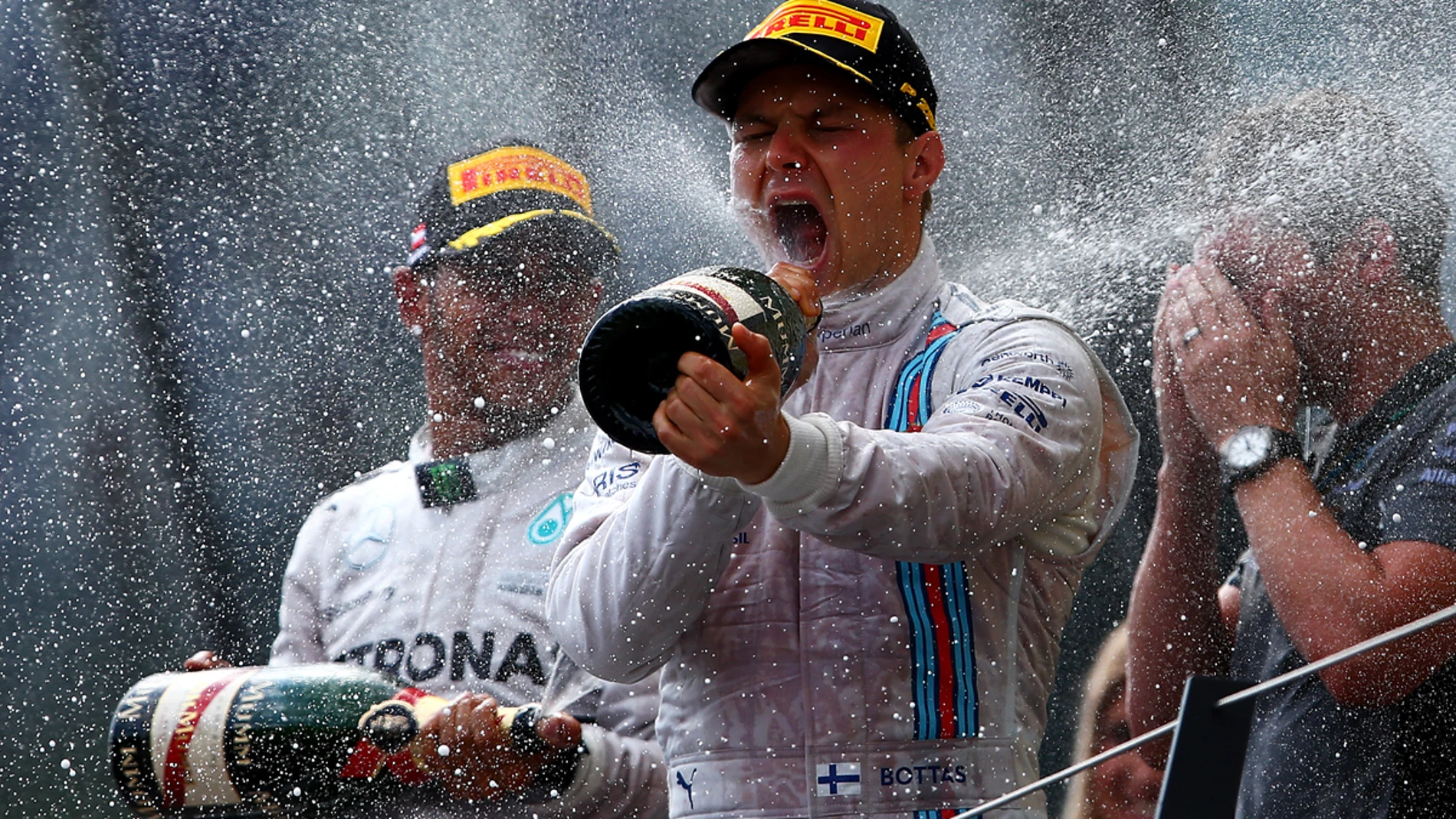 Valtteri Bottas disfruta del champán