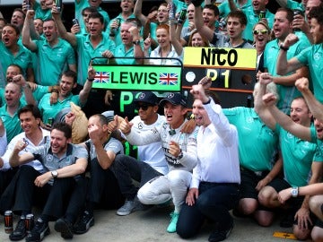 Rosberg y Hamilton celebran el doblete en Austria