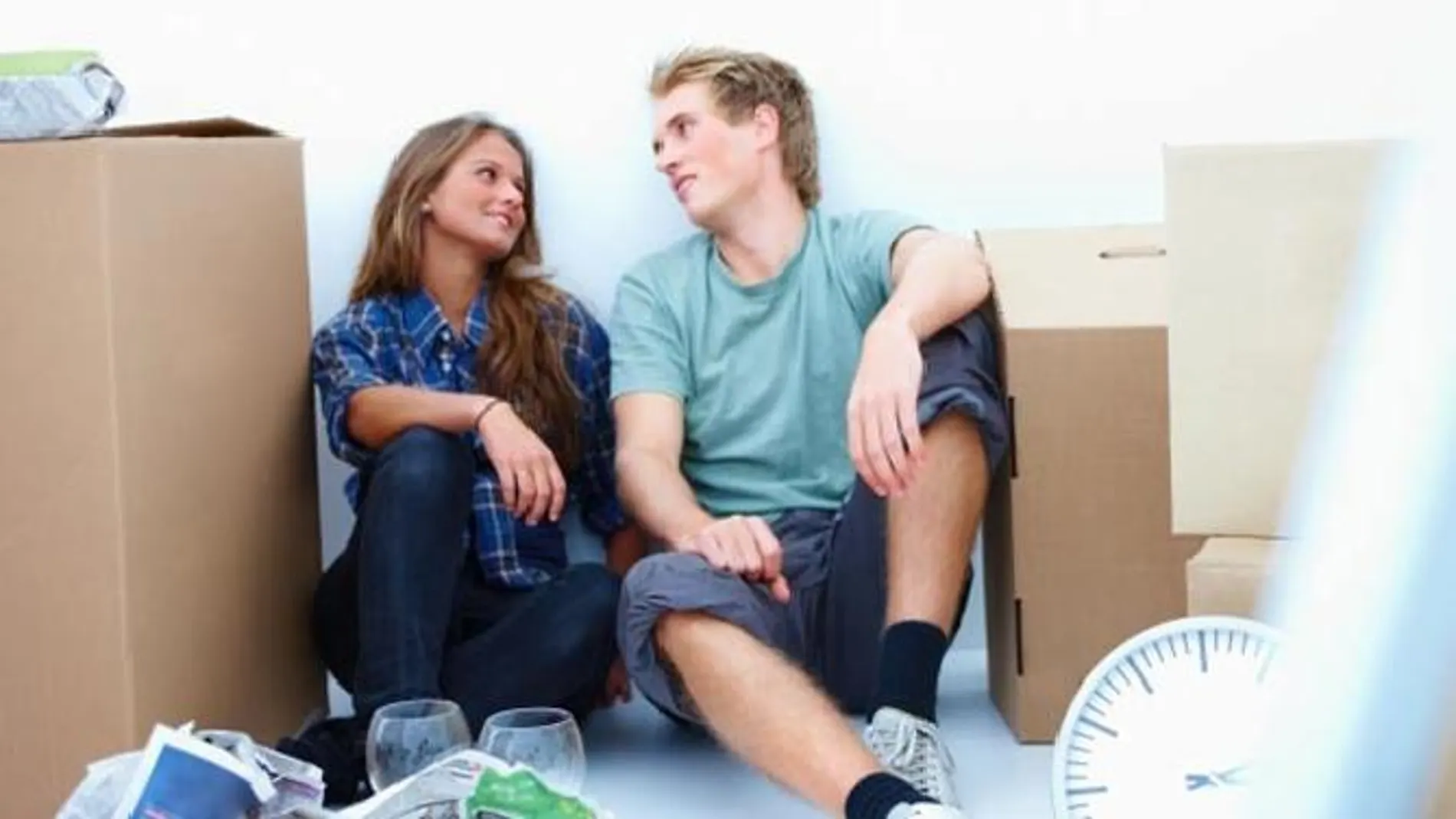 Pareja de jóvenes emancipados Pareja de jóvenes emancipados
