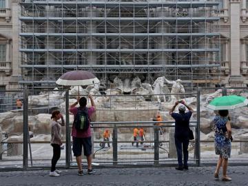 Turistas contemplan la Fontana di Trevi