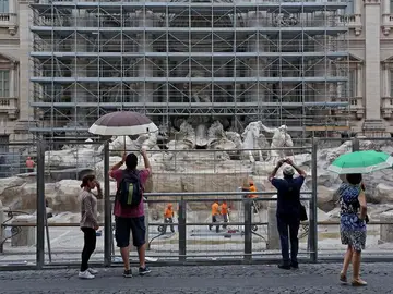 Turistas contemplan la Fontana di Trevi Turistas contemplan la Fontana di Trevi