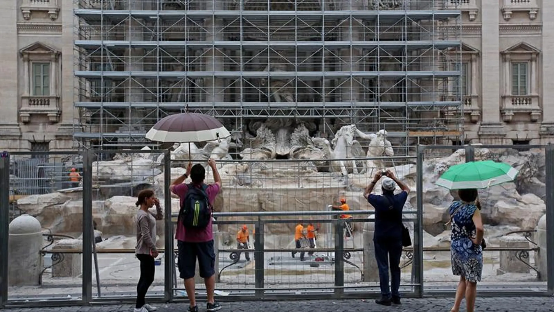 Turistas contemplan la Fontana di Trevi Turistas contemplan la Fontana di Trevi