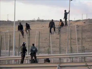 La Guardia Civil y Marruecos impiden que más de 500 inmigrantes entren a Melilla La Guardia Civil y Marruecos impiden que más de 500 inmigrantes entren a Melilla