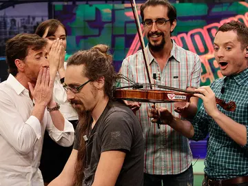 Elijah Wood toca el violín con pelo humano en El Hormiguero 3.0 Elijah Wood toca el violín con pelo humano en El Hormiguero 3.0