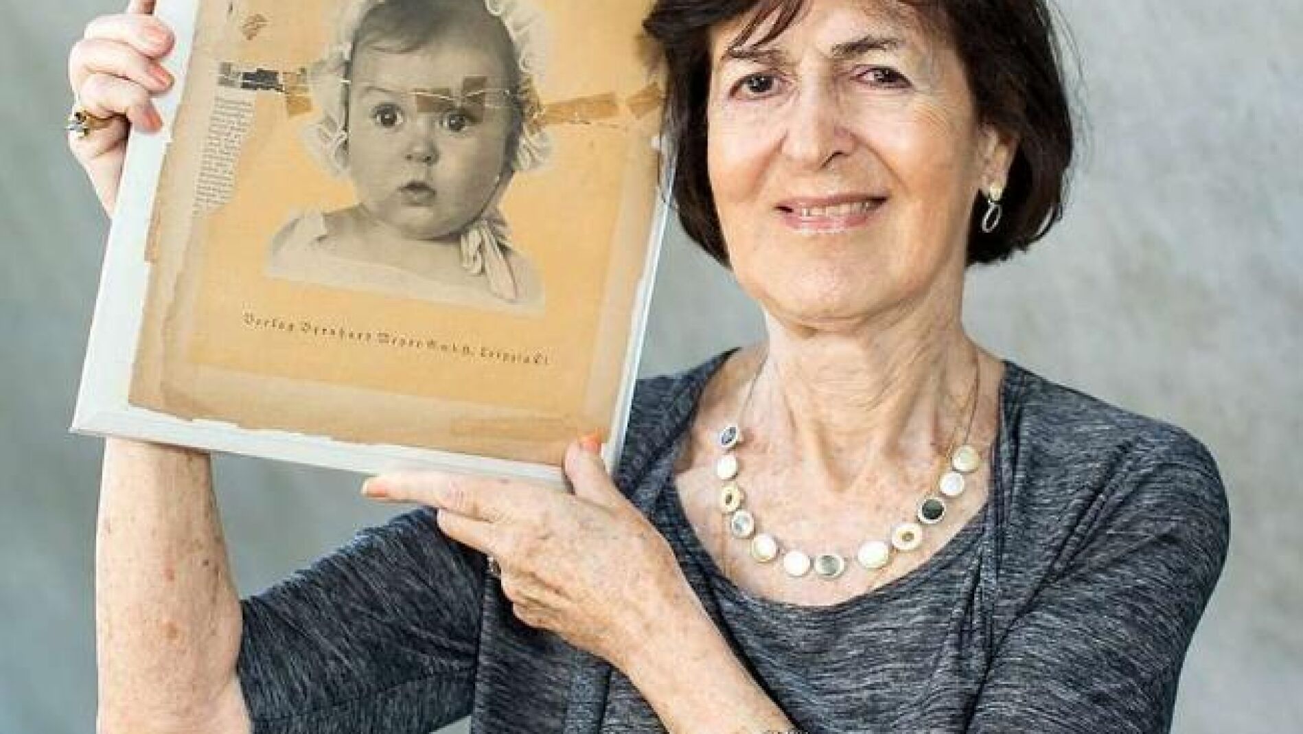 Hessy Taft muestra la portada de la revista con la foto de cuando era beb&eacute;