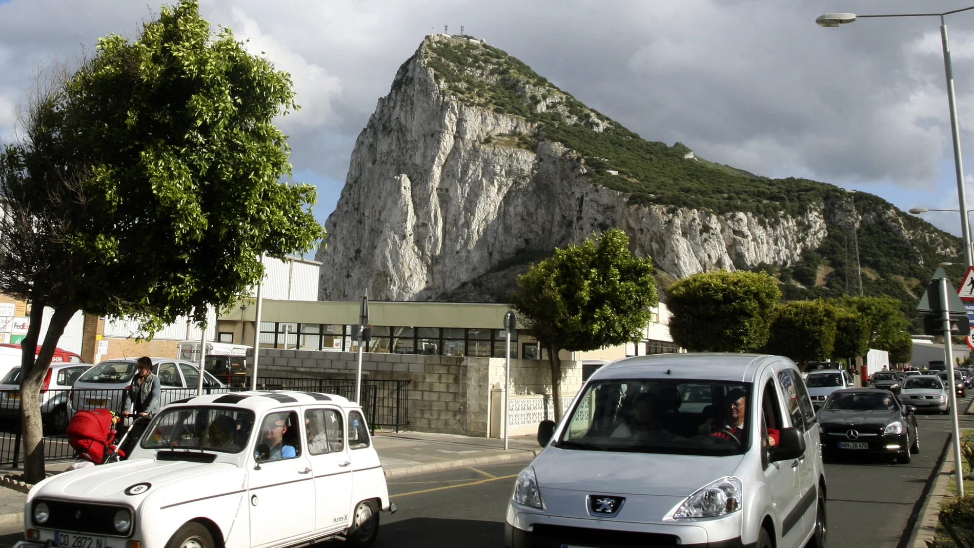 Comienza la inspección de la misión de la UE a la verja de Gibraltar