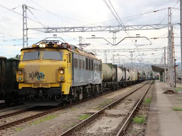 El coche que conducía la mujer quedó parado sobre la vía mientras pasaba por el paso a nivel El coche que conducía la mujer quedó parado sobre la vía mientras pasaba por el paso a nivel
