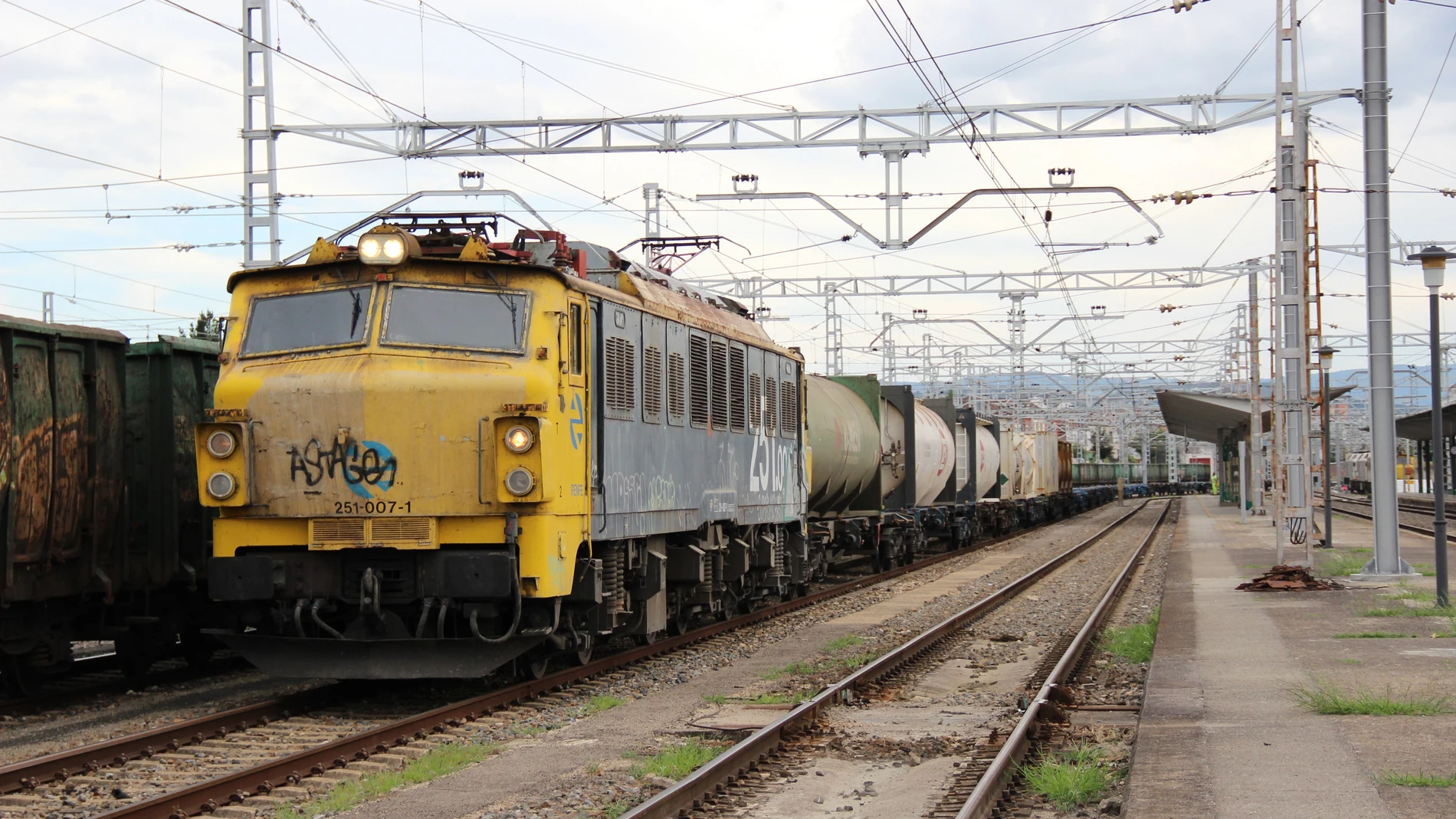 El coche que conducía la mujer quedó parado sobre la vía mientras pasaba por el paso a nivel El coche que conducía la mujer quedó parado sobre la vía mientras pasaba por el paso a nivel