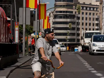 Un ciudadano conduce su bici por la Gran Vía Un ciudadano conduce su bici por la Gran Vía