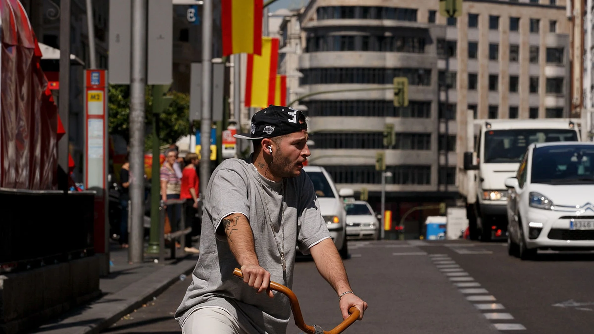 Un ciudadano conduce su bici por la Gran Vía Un ciudadano conduce su bici por la Gran Vía