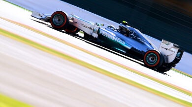 Rosberg derrota con claridad a Hamilton en los Libres 1 de Silverstone con Alonso tercero